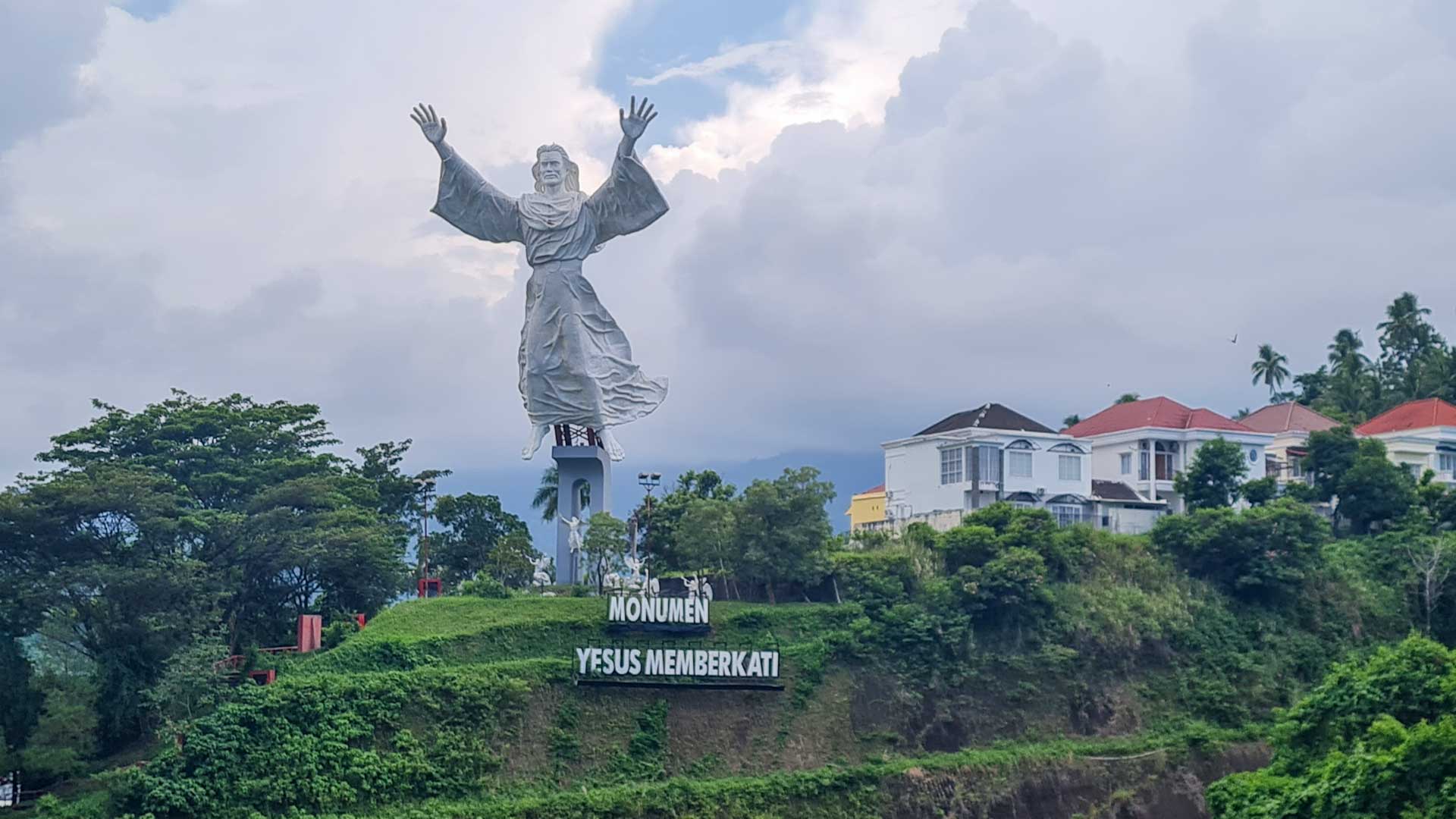 Yesus Memberkati Statue