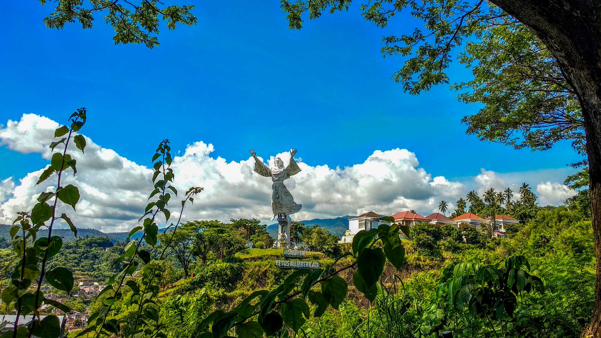 Yesus Memberkati Statue