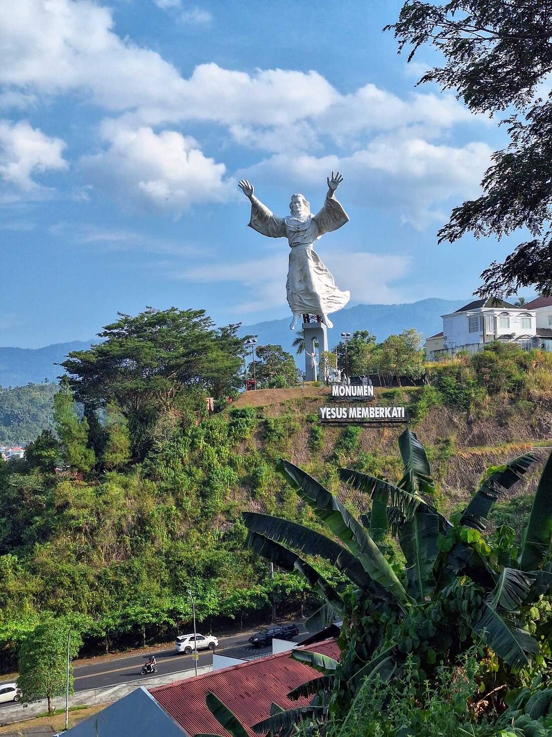 Yesus Memberkati Statue